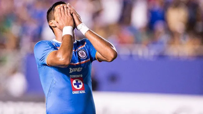 Jorge Benítez se lamenta tras errar una posibilidad de gol