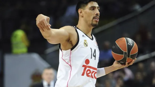 Ayón disputa partido con Real Madrid