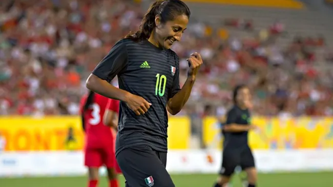 Stephany Mayor celebra un gol con el Tricolor