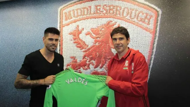 Víctor Valdés y Aitor Karanka, director técnico del Middlesbrough 