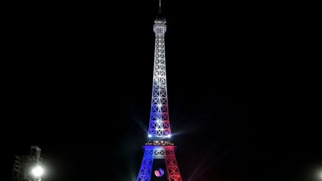Torre Eiffel, iluminada con los colores de la bandera francesa