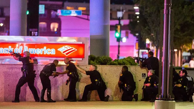 Policías de Dallas se resguardan tras los disparos de los francotiradores