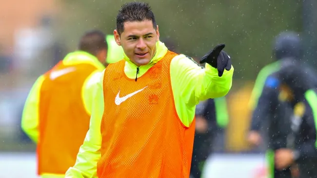 Aguilar saluda en un entrenamiento