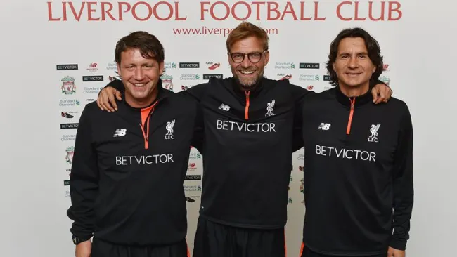 Klopp posa con sus asistentes tras renovar contrato