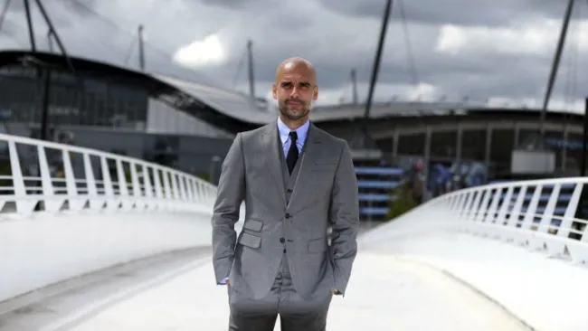 Guardiola posa frente al Etihad Stadium
