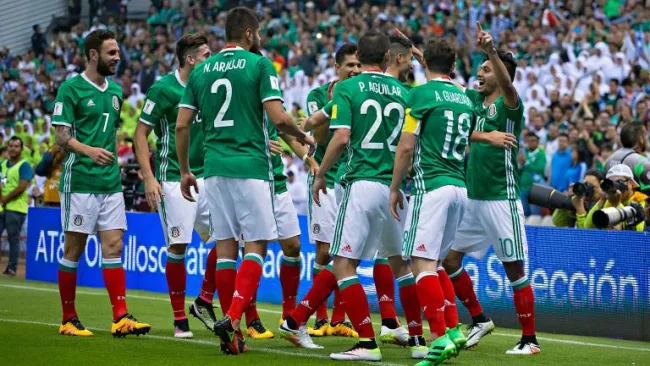Jugadores del Tri celebra un gol durante un partido 