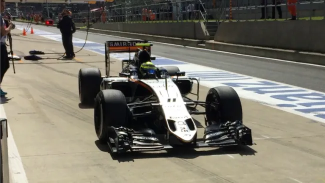 Sergio Pérez durante la sesión de entrenamientos del GP de Gran Bretaña