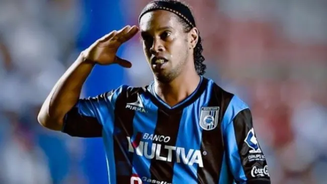 Ronaldinho en partido con los Gallos de Querétaro