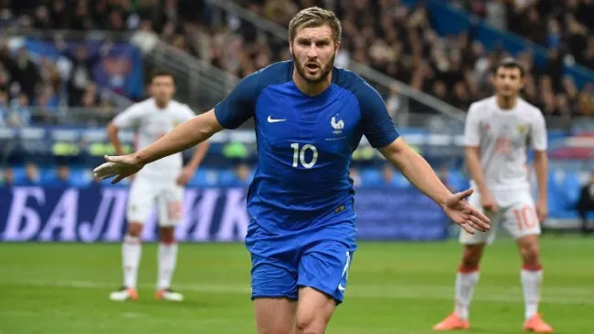 Gignac festeja un gol con Francia
