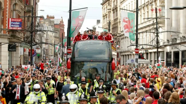 Jugadores de Gales, durante el desfile de bienvenida en la ciudad de Cardiff 