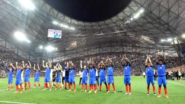 Jugadores de Francia saludan a su público