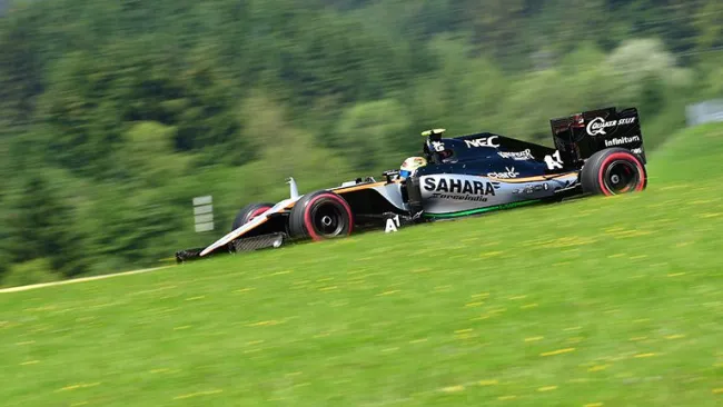 Checo Pérez conduce su monoplaza de Force India en las prácticas del GP de Austria