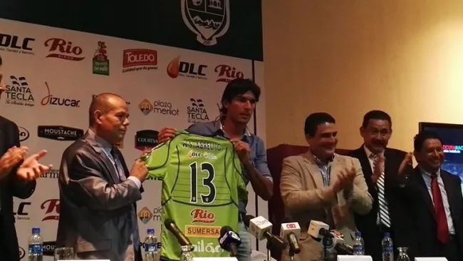 El Loco Abreu, en su presentación con el Santa Tecla