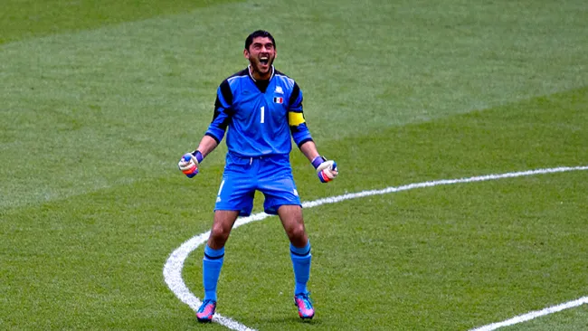 Chuy Corona festeja un gol durante un partido en Londres 2012