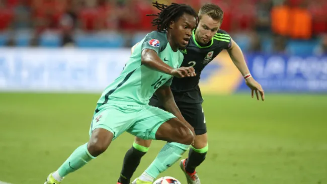 Renato Sanches conduce el balón en partido contra Gales