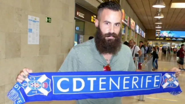 Marc Crosas posa con una bufanda del Tenerife a su llegada a España