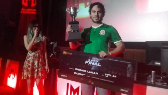 Ulibarri presume su trofeo de Campeón en la LMV