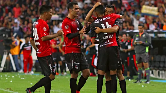 Futbolistas del Atlas se abrazan tras marcar a Newell's