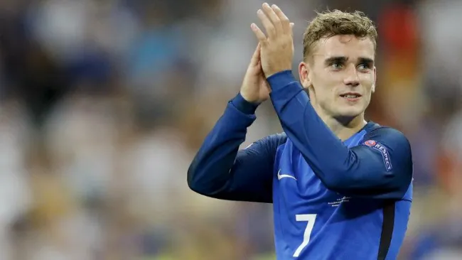 Griezmann aplaude a la tribuna