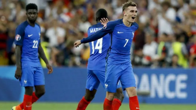 Griezmann sonríe a la tribuna francesa