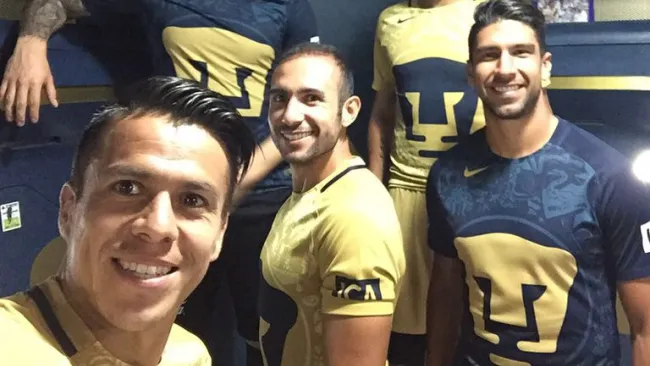 Marcelo Alatorre posa con sus compañeros