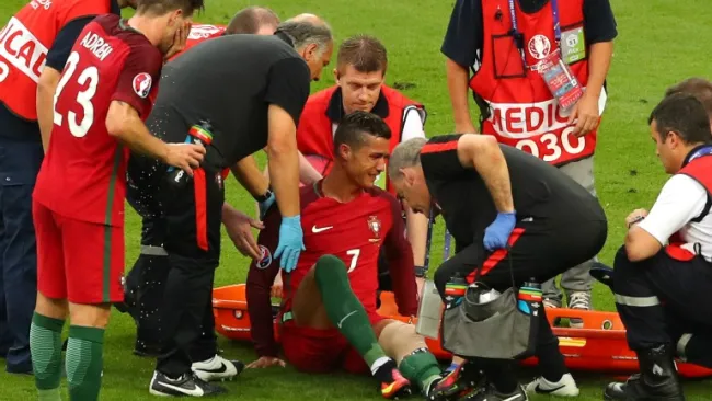 CR7 llora tras recibir las asistencias en la Final de Euro