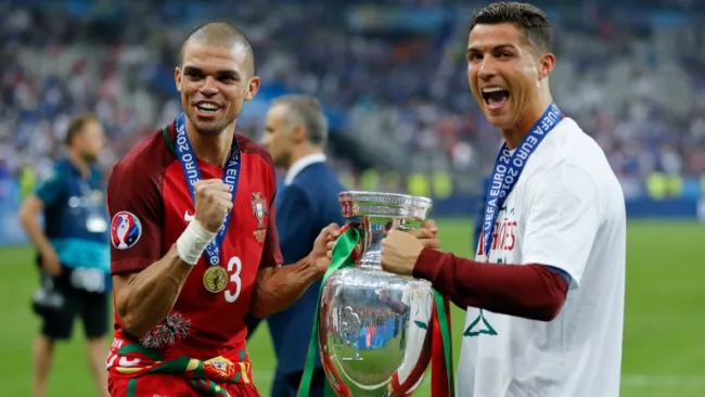 Pepe y CR7 posan felices con el trofeo de la Eurocopa 