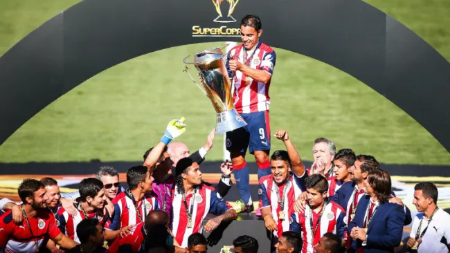 Omar Bravo levanta trofeo de la Supercopa MX