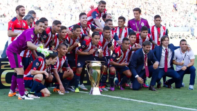 Los jugadores de Chivas celebran el campeonato de la Supercopa MX