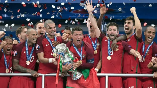 Cristiano Ronaldo y Prtugal festejan con la Copa de Europa