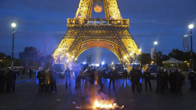 Torre Eiffel, escenario de disturbios durante Final de la Eurocopa 