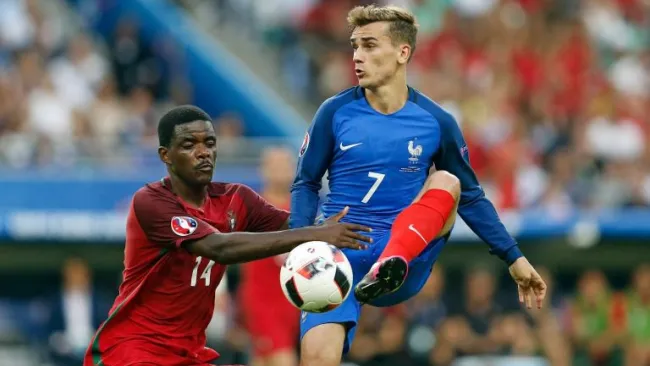 Griezmann, peleando un balón en la Final de la Euro