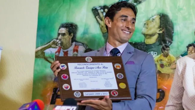 El exseleccionado mexicano, Fernando Arce, recibe un reconocimiento durante la conferencia de prensa