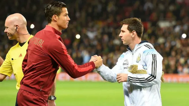Cristiano Ronaldo y Messi se saludan, previo a un partido