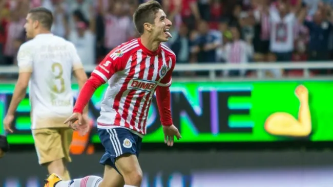 Conejo Brizuela festeja un tanto contra los Pumas en el C2016