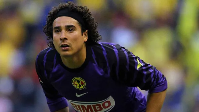 Guillermo Ochoa en un partido con América