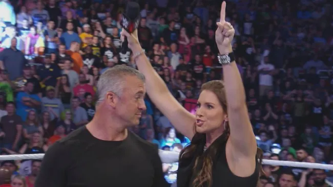 Stephanie McMahon se burla de su hermano Shane