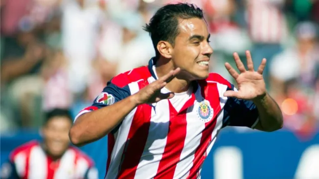 Omar Bravo festeja un gol con Chivas