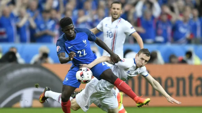 Umtiti, durante juego contra Islandia en la Eurorcopa