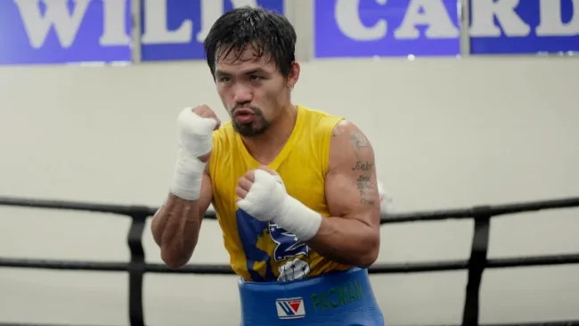 Pacquiao entrena en un gimnasio