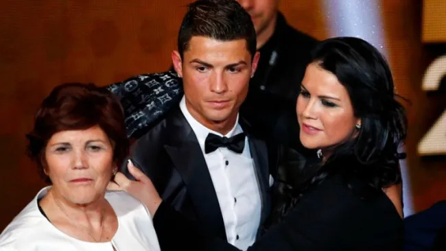 Cristiano Ronaldo y su familia en una gala del Balón de Oro