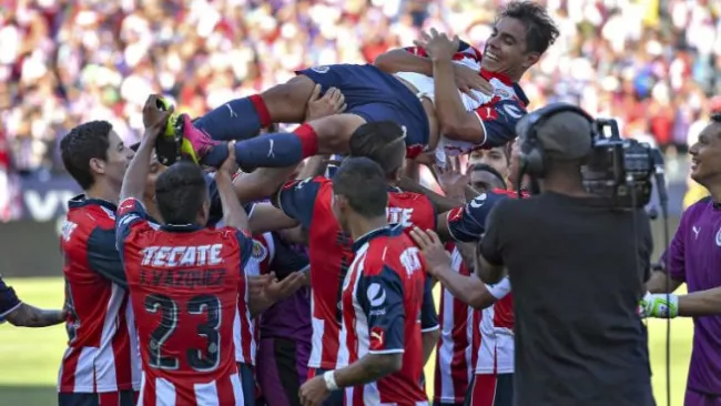 Bravo celebra pase a Libertadores con sus compañeros