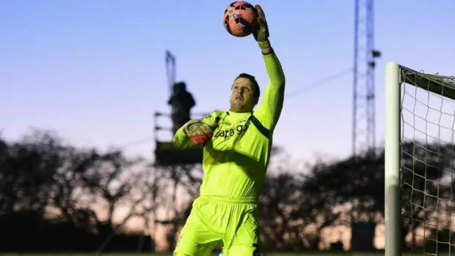 Colin Doyle disputa partido de tercera división