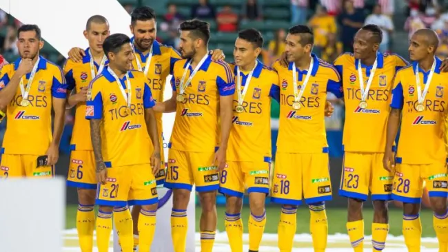 Jugadores de Tigres en festejo, durante el partido del Campeón de Campeones 2015-2016