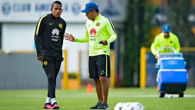 Michael Arroyo recibe instrucciones de Ambriz en Coapa 