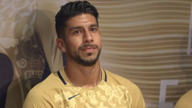 El delantero de Pumas, Eduardo Herrera, posa con la nueva playera de visita