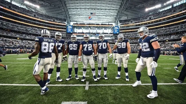 Jugadores de Dallas, en el AT&T Stadium