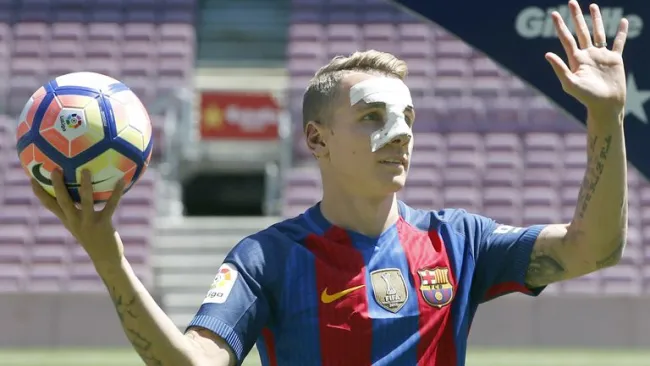 Lucas Digne saluda a la afición del Barcelona
