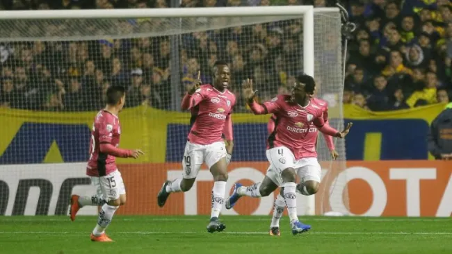 Caicedo y compañeros festejan gol contra Boca