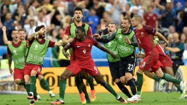 Eder es perseguido por sus compañeros tras anotar en la Final de la Euro